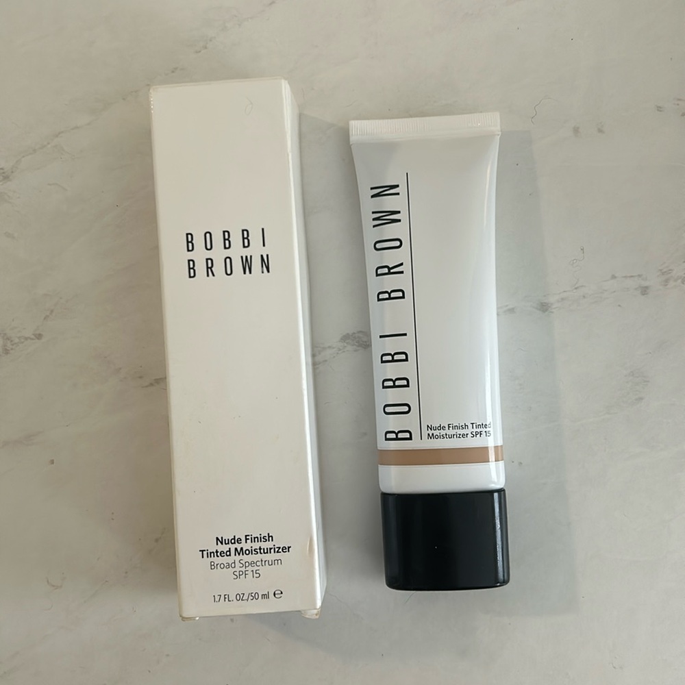 BOBBI BROWN NUDE FINISH TINTED MOISTURIZER SPF 15 (Medium Tint)